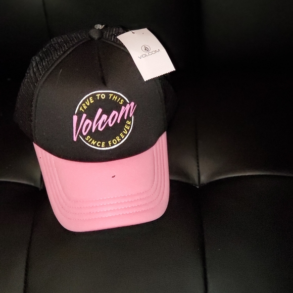 Volcom Trucker hat - Picture 2 of 4